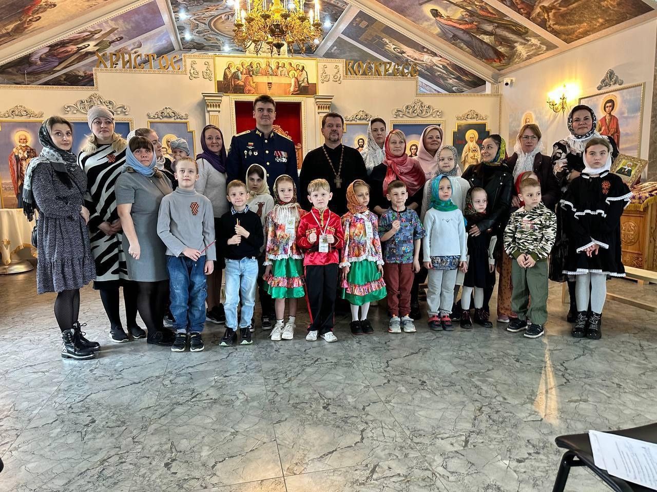 Встреча детей из детского сада номер 102,родителей, педагогов и настоятеля храма